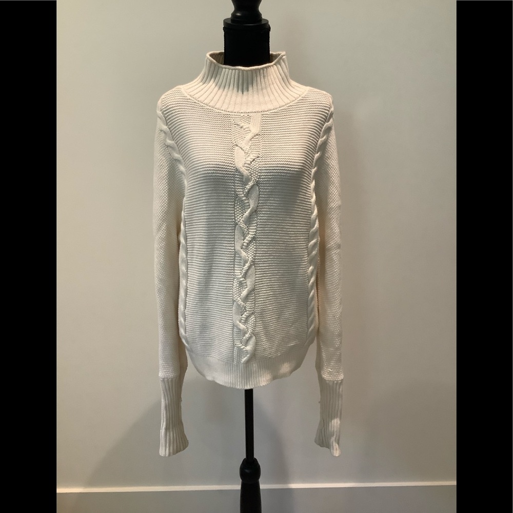 GAP blouse for woman color white is in great condition.